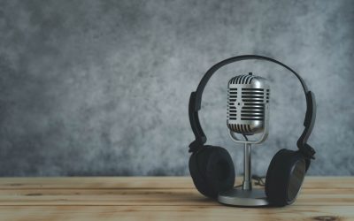 Lyt til en relevant podcast