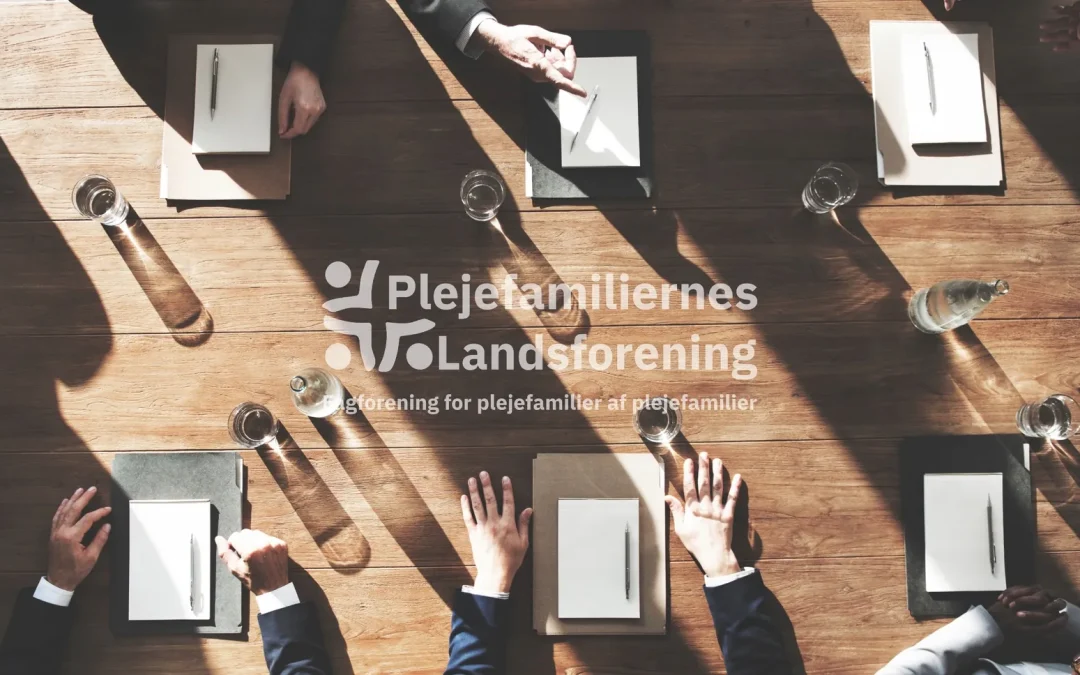 Bestyrelsesmøde set ovenfra med papirer og notesbøger – illustration af PLF's forslag til vedtægtsændringer december 2025.